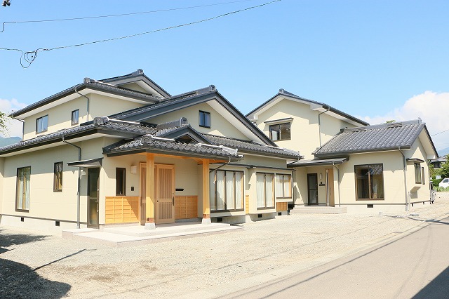 時を刻み 世代をつなぐ二世帯の住まい 井坪工務店